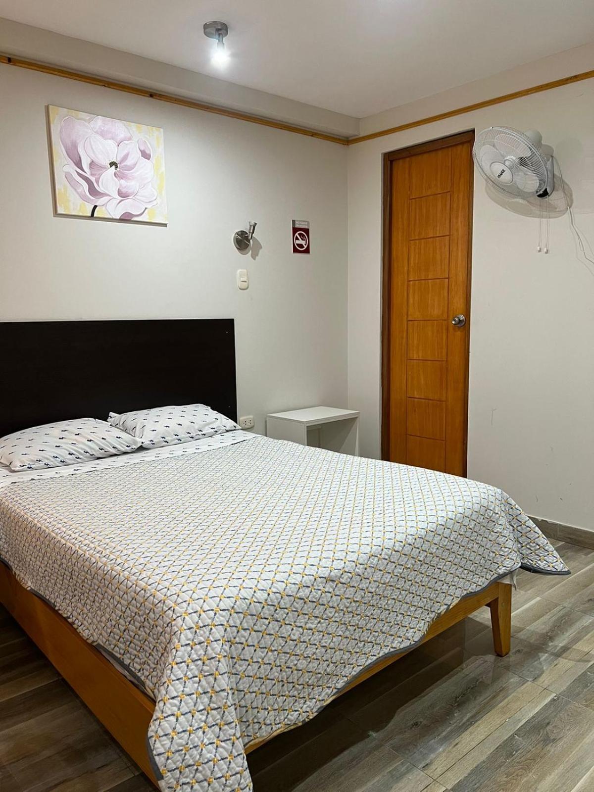 Paris Senlis Hostel Plus Chimbote Ngoại thất bức ảnh